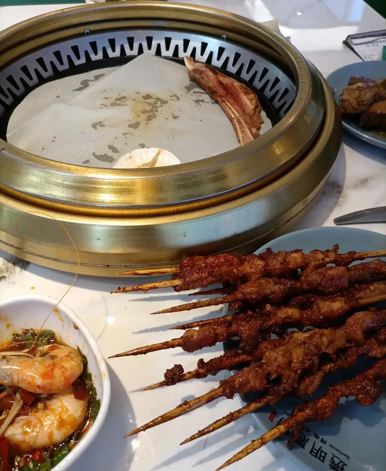 再也不去吃助餐了，已经替大家试过了，自助餐里的食物绝对添加的有科技与狠活。明