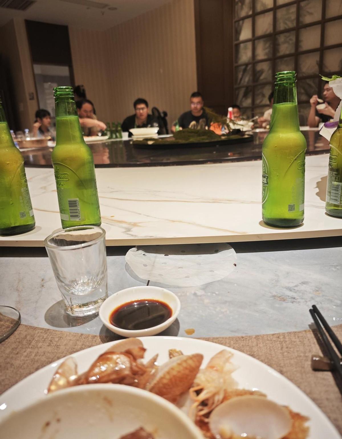 公司聚餐这事，真是越来越看不懂了。老板们总觉得一顿饭就能拉近距离，让大家掏心掏