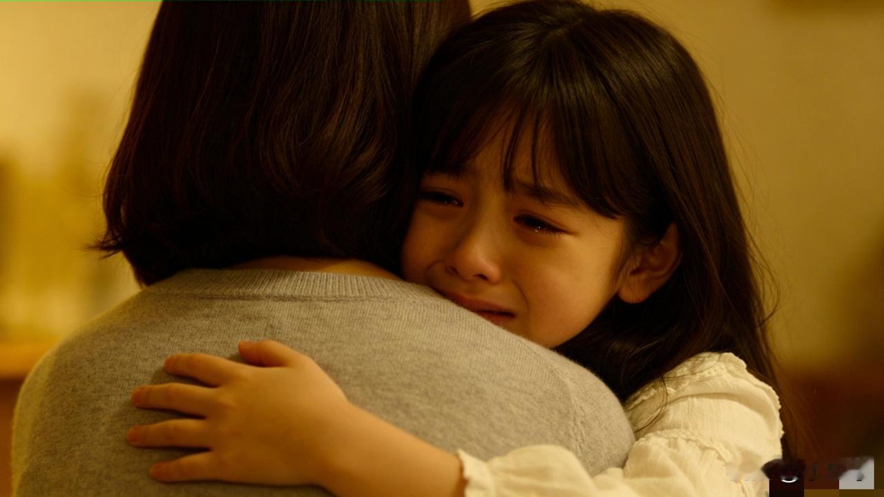 小时候总嫌妈妈唠叨，嫌她不懂我的心事，拼命想要逃离家，去往更远的远方。后来