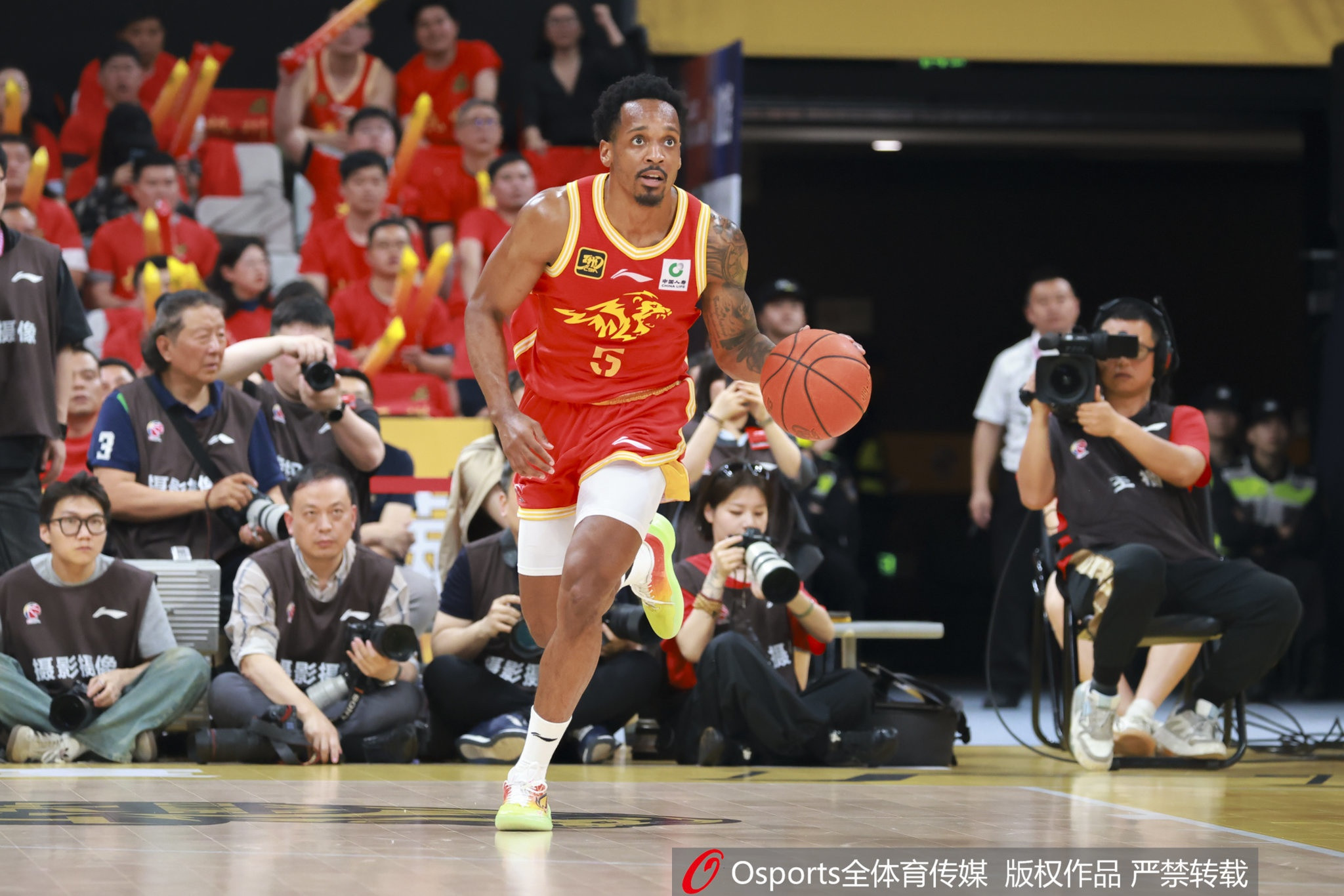 媒体人: 比赛完全沦为外援2V2 照此趋势下去男篮球员会彻底男足化