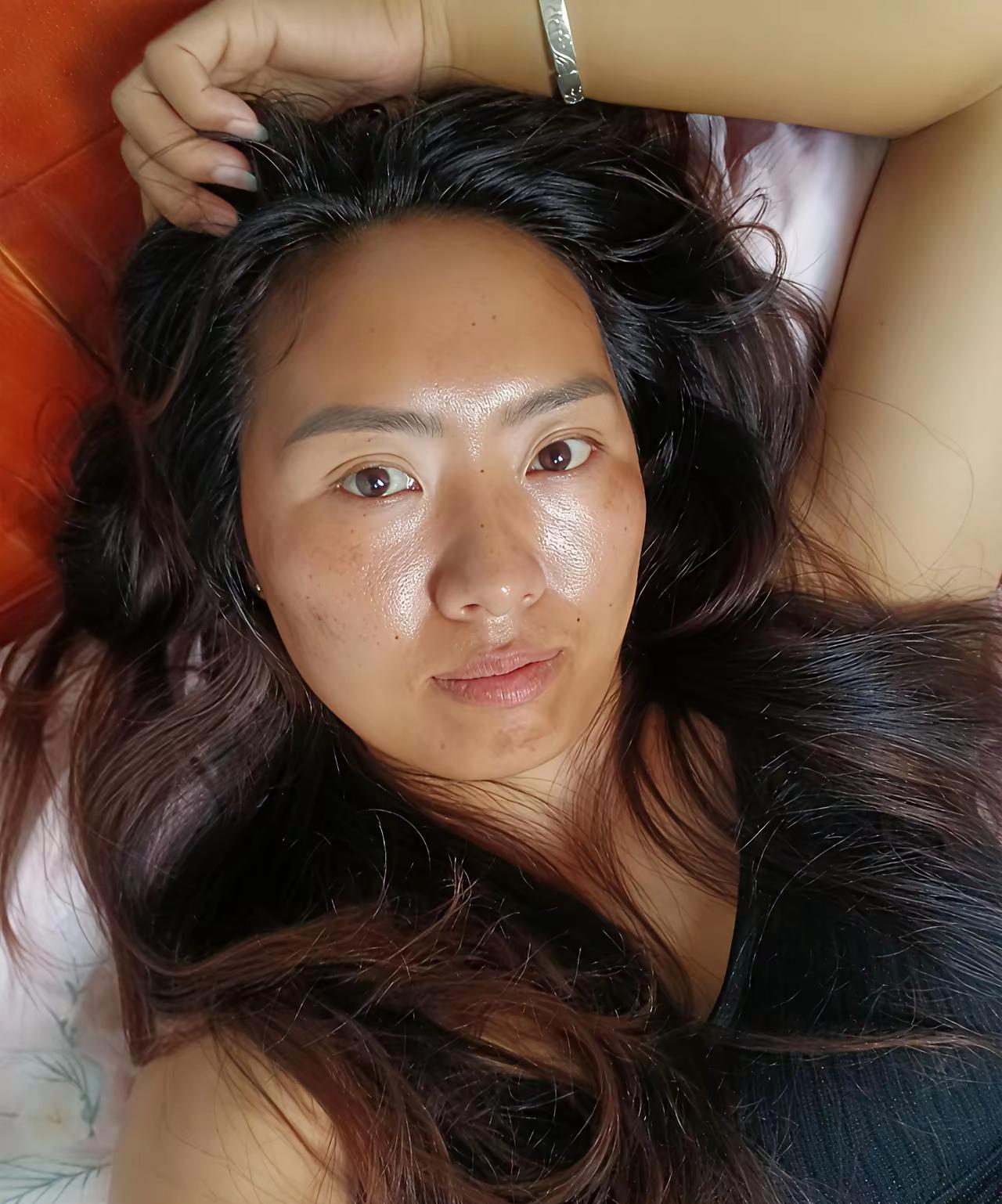 很多球迷都说，这是中国网球运动员郑钦文的素颜照，我有点不相信，这跟平时看到的郑钦