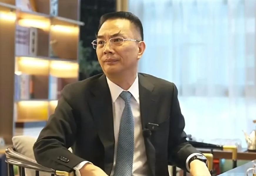网红“馆长”终于见到“大人物”了！“馆长”坦言，超级紧张。先看张宗真的身份