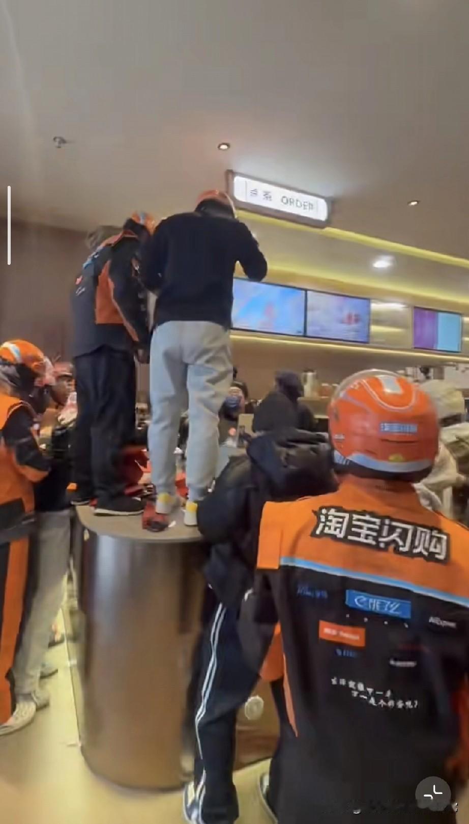 奶茶店卡餐被外卖小哥挤爆了！今天路过一家奶茶店，直接看傻了——门口、吧台全