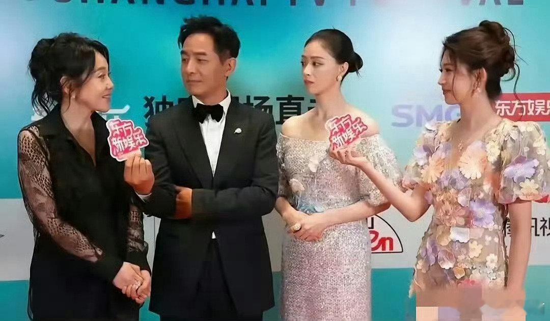 一直觉得蒋欣长得比较壮实，这两张照片小头小脸好优越啊​​​