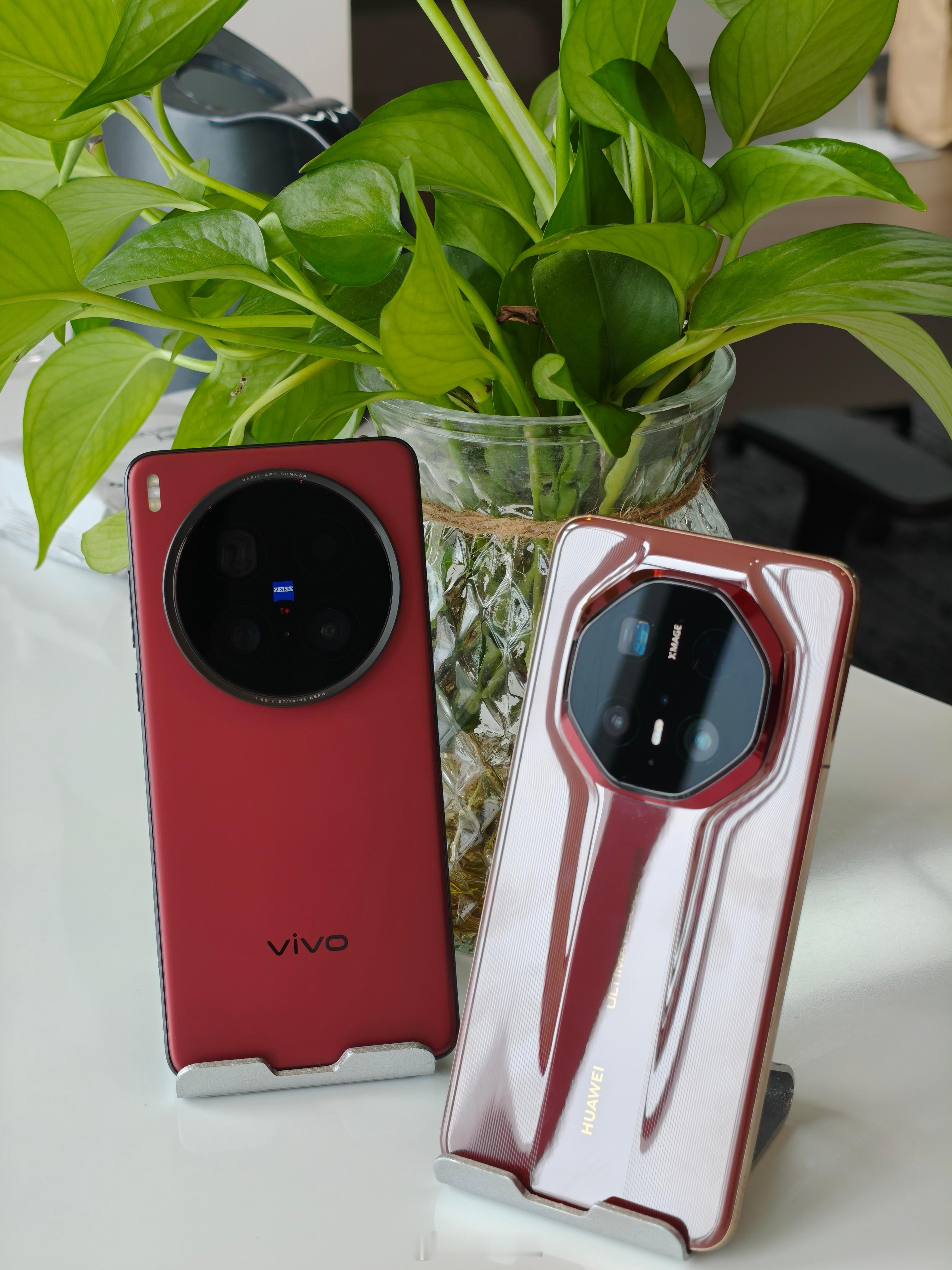 华为和vivo这代的红色真不错，两家给人的感觉又不同，vivo的更低调，华为的似