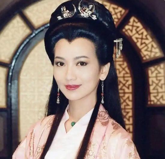 1975年，21岁的赵雅芝嫁给31岁的香港知名医生黄汉伟，但结婚3年后，赵雅芝就