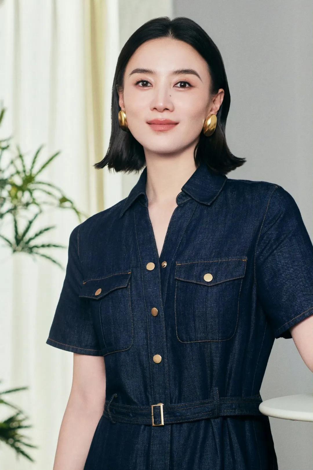 简简单单一条牛仔长裙，被宋佳穿出优雅气质，不挑年纪的百搭单品～