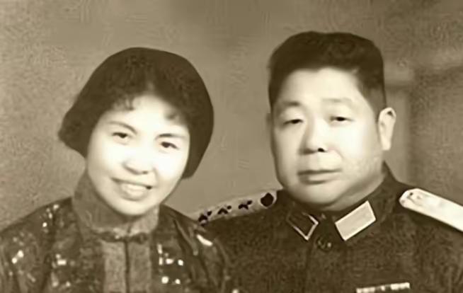 1949年，陈赓将军一路摸到上海岳父家，谁知他盯着小姨子王璇梅看了半天，突然冒出