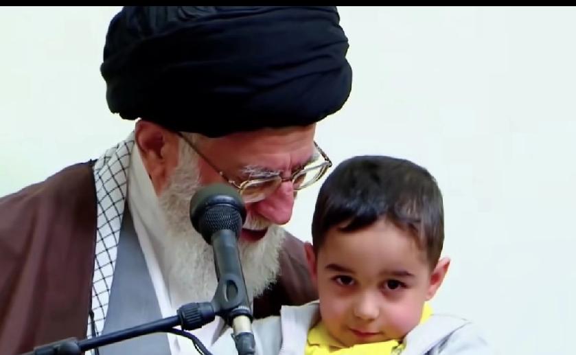 哈梅内伊和孩子们互动的场景好温馨。孩子眼里的哈梅内伊，是慈眉善目的老爷爷；哈