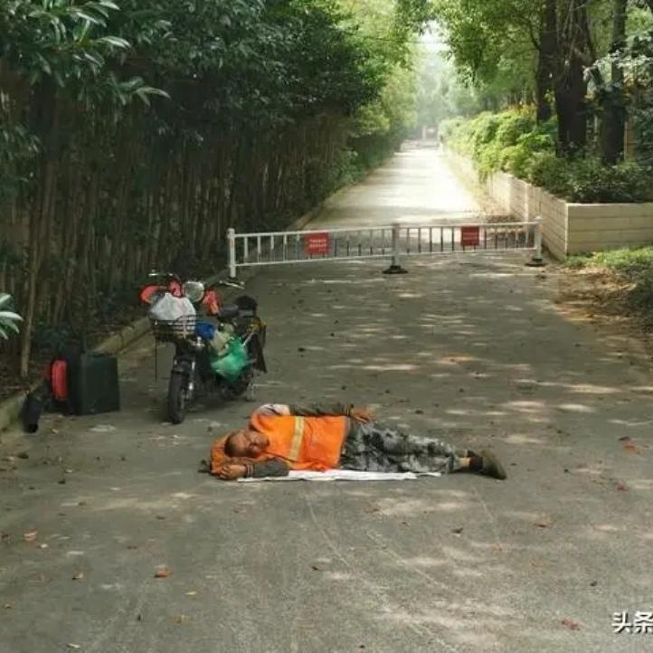 全网破防！郑州24岁外卖员街边猝倒，陌生大爷送医垫钱死守你以为这只是个“好人