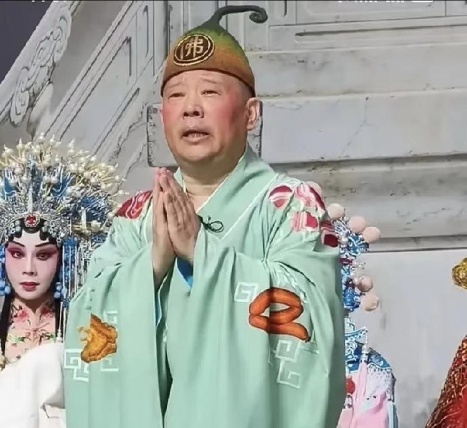 我问我老公，明明是郭德纲改编的红歌，为什么他本人没受处罚呢？我老公叹了口气说，