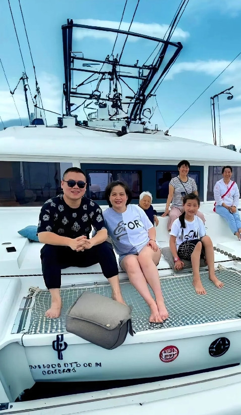 万万没想到！岳云鹏因为发了一家人租游艇在海上游玩的照片。被网友喷惨了！有人说：“