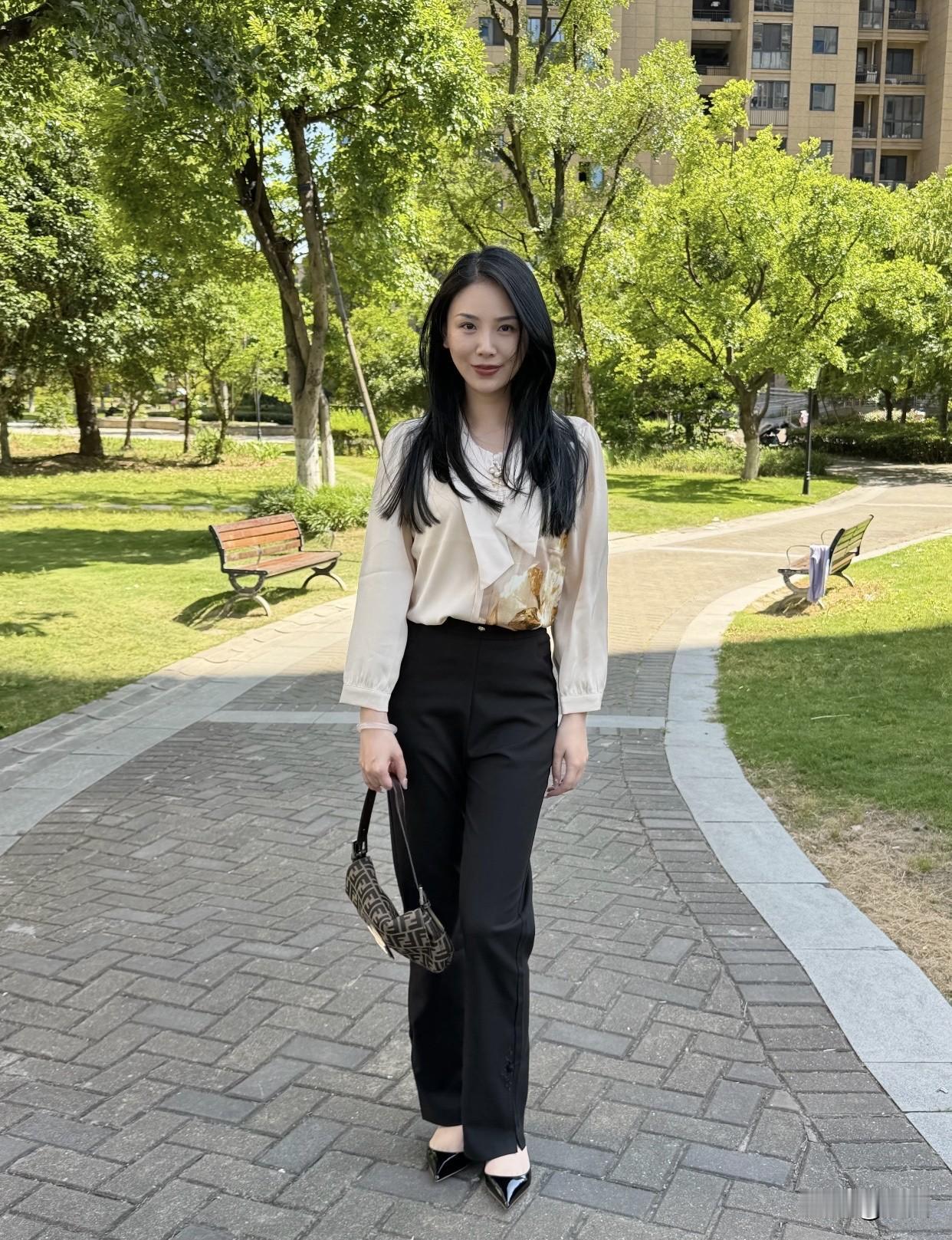 高级又显气质的极简风该怎么穿?都市雅致风，优雅漫步在绿意盎然的公园中。