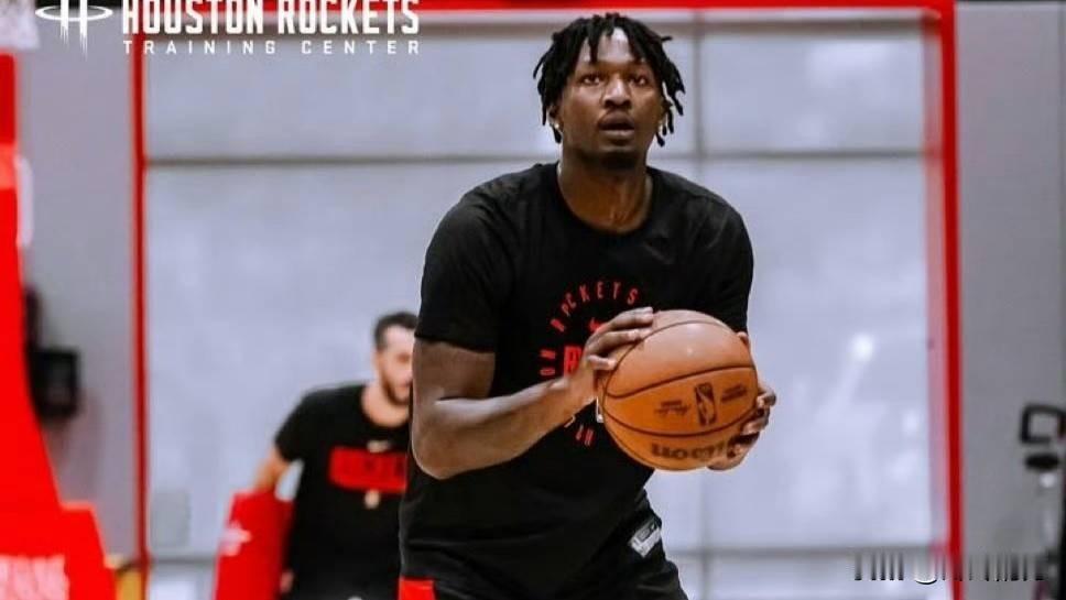 芬尼·史密斯连对抗性训练都还没开始，这恢复进度慢得让人心里咯噔一下。他上赛季末