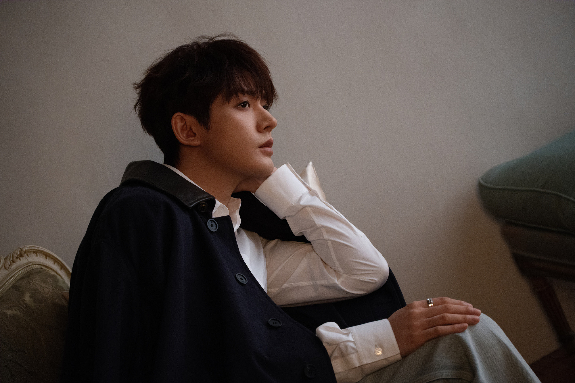 邓为侧拍花絮照邓为侧拍花絮照🈶卡通灰毛衣搭黑色外套这身完全王子风浓颜系帅哥的