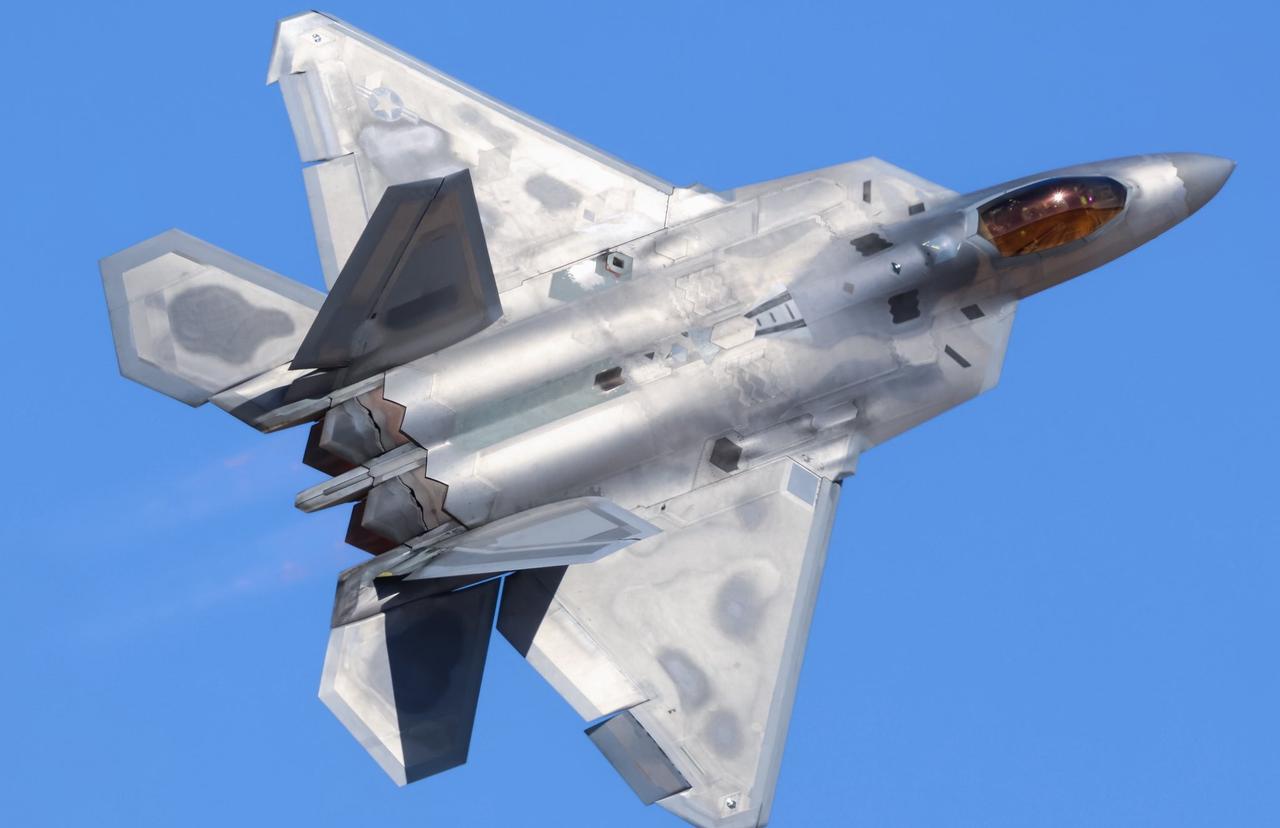 阳光下闪靓靓的F-22