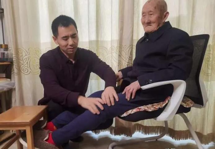 1979年春季，内蒙古47岁农民把2个月大的弃婴抱回家。没想到32年后，弃婴不仅