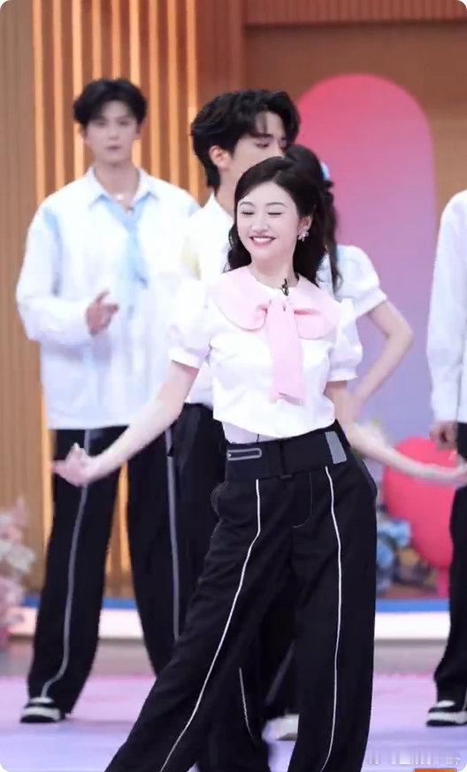 景甜不愧是北舞出来的你好星期六北舞功底藏不住！景甜跳舞舒展大方，表情管理也超在线