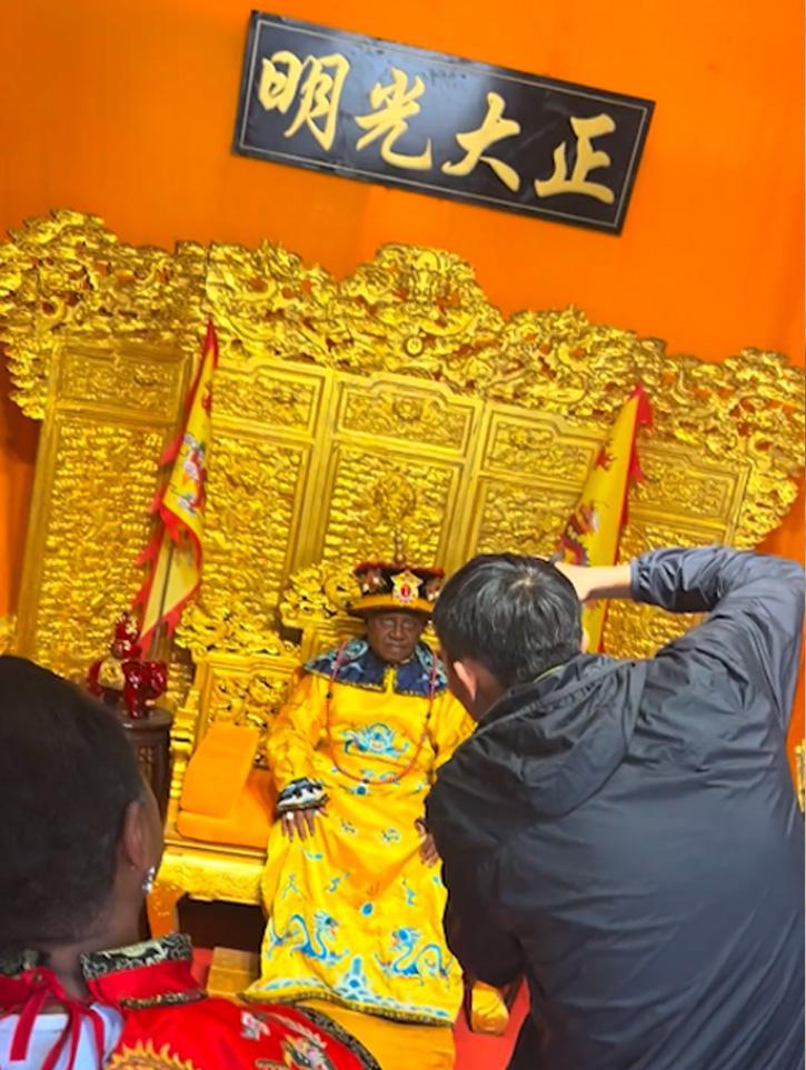 龙椅不是椅子，是伤疤。横店卖龙袍，卖的是道具，不是历史。黑人游客坐上去拍照，