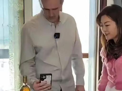 一英国男子，在上海住了15年了，不学中文，不吃中餐，不跟岳父岳母交流，拒绝中国式
