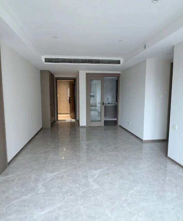 我朋友老李，前两年把家里所有积蓄凑一起，又借了点，在公司附近买了套大三居。买房的