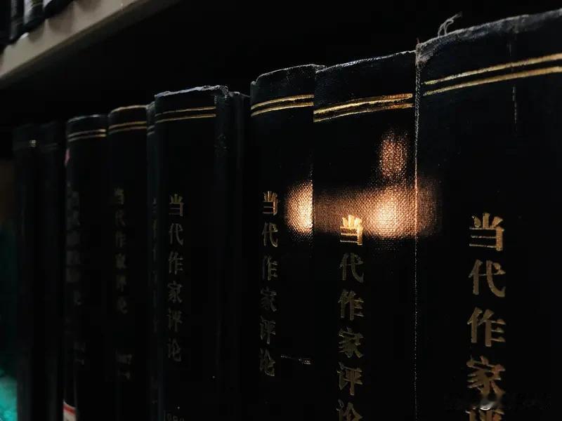 莫言的声望是个复杂的多面体。一方面，他是诺贝尔文学奖得主，在国际上声名远扬。他将