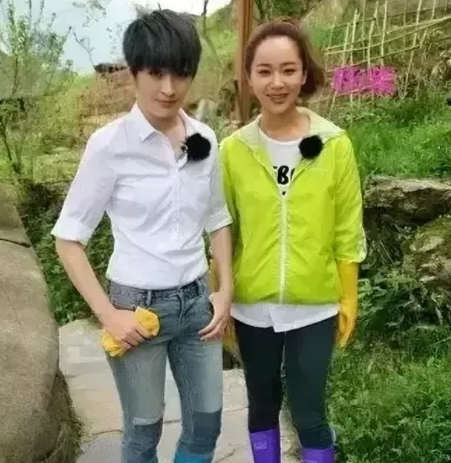 与杨紫合影的是谁？知道的都是高手。