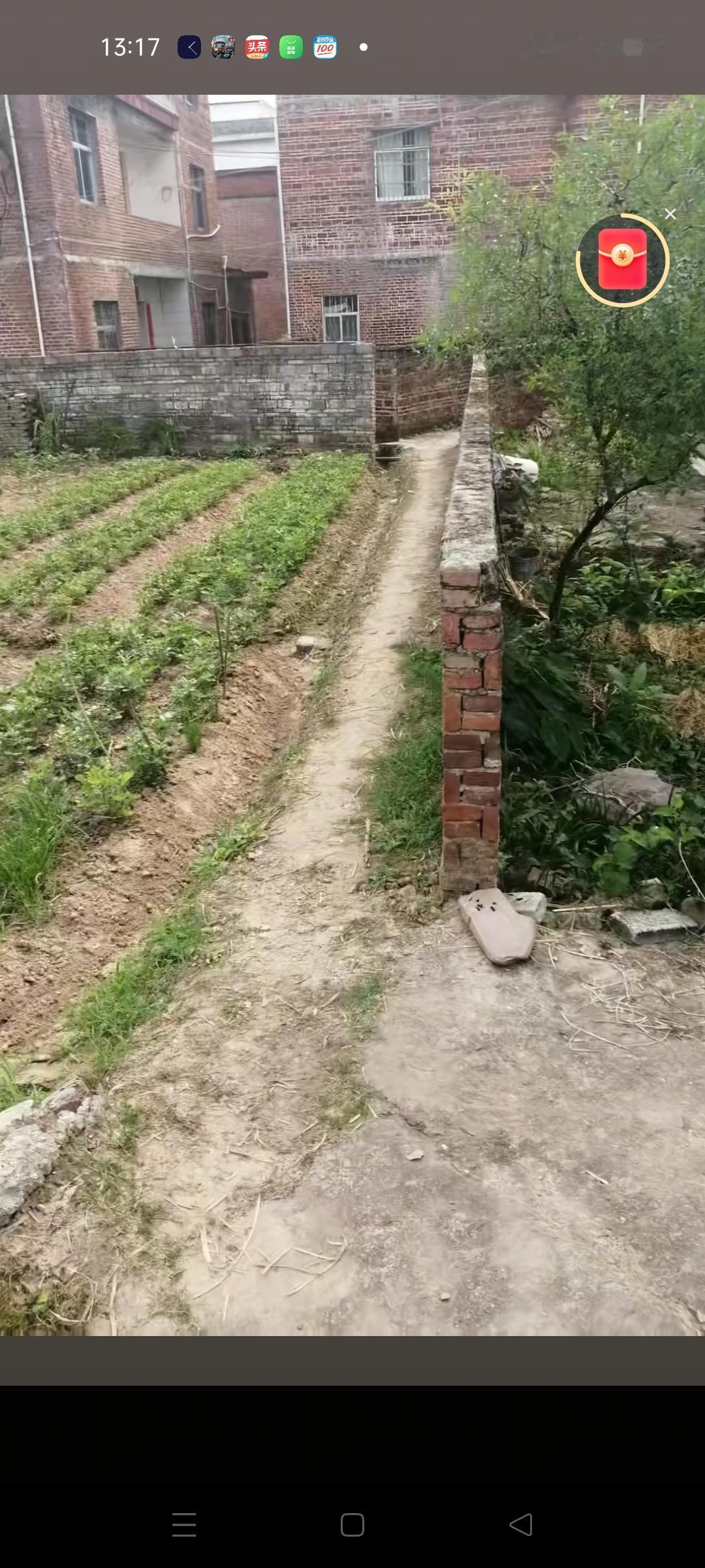 梁志辉认亲当天，网友们愤愤不平，因为他们家没有一条大路通向自己的家，现在邻居出来