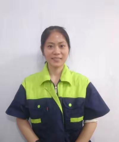 2021年，大专毕业的李佳来到成都理工大学，成了东区一名环卫工人。每天凌晨5点半