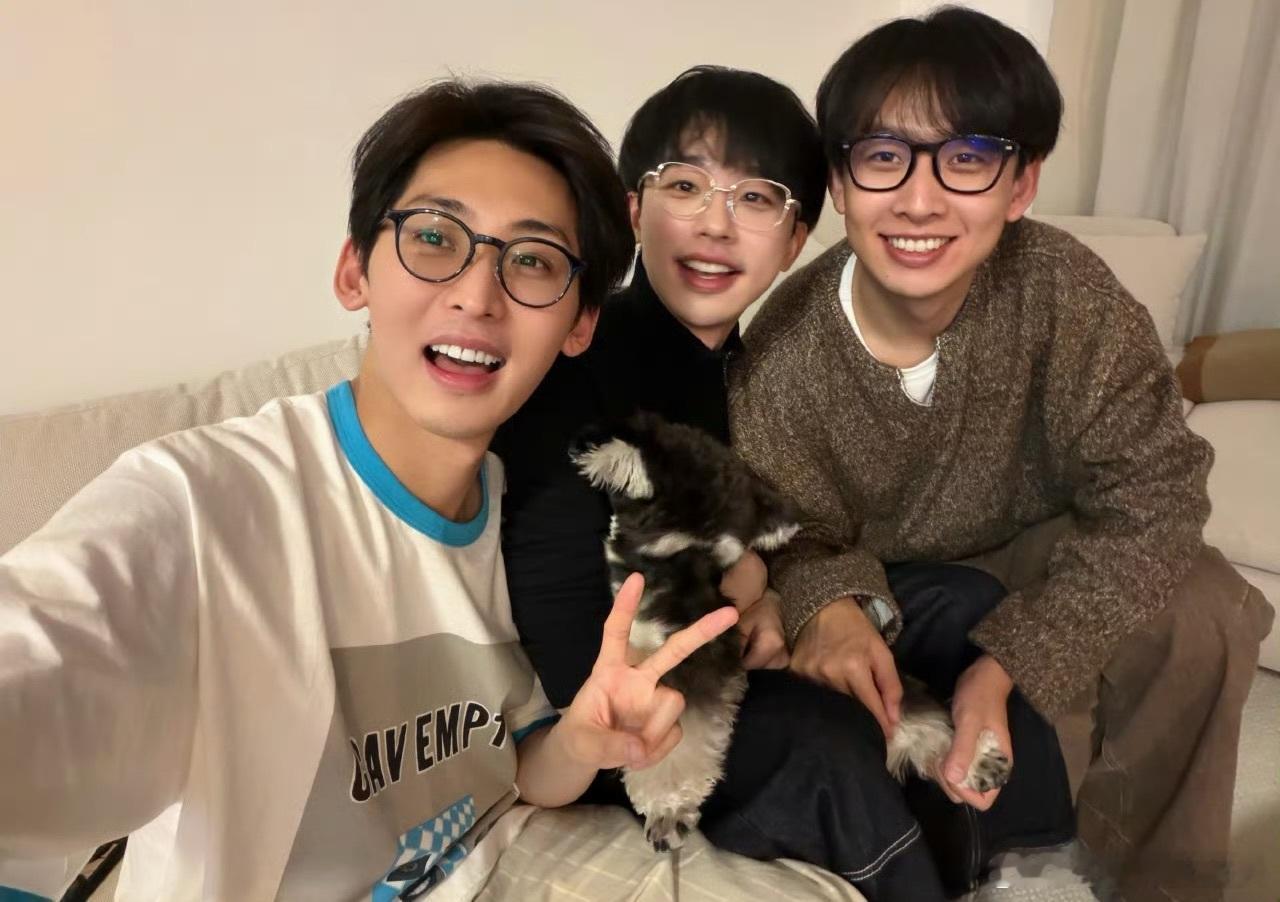 齐思钧唐九洲这里不让回忆杀时隔多年再度同框氛围感拉满✨复刻当初初见模样，熟悉互动