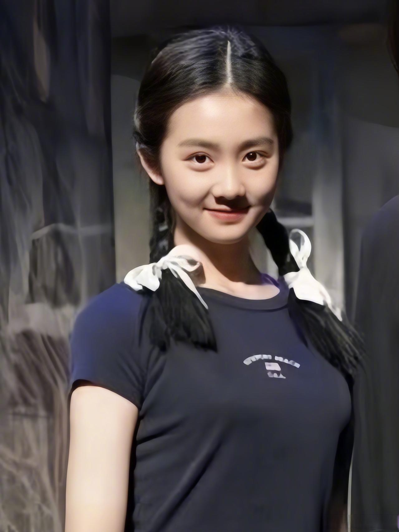 黄多多孙莉母女机场同框，走路姿势“神同步”，网友：这就是基因的强大吗？两人太像了