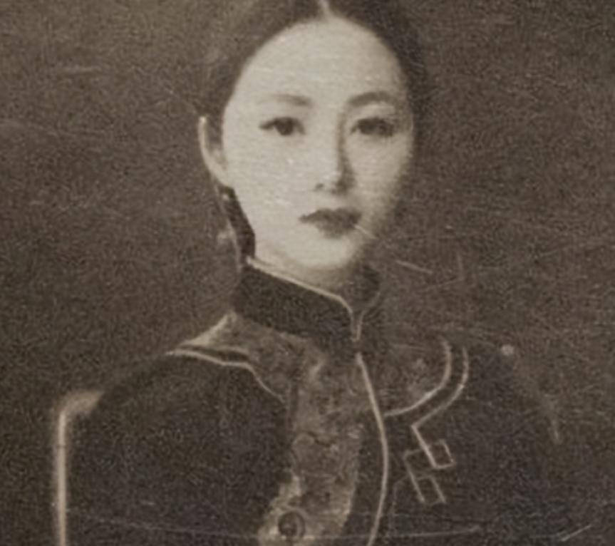 1900年，慈禧第一次见周莹便问：“你有丈夫吗？”30岁的周莹回答：“我已经守