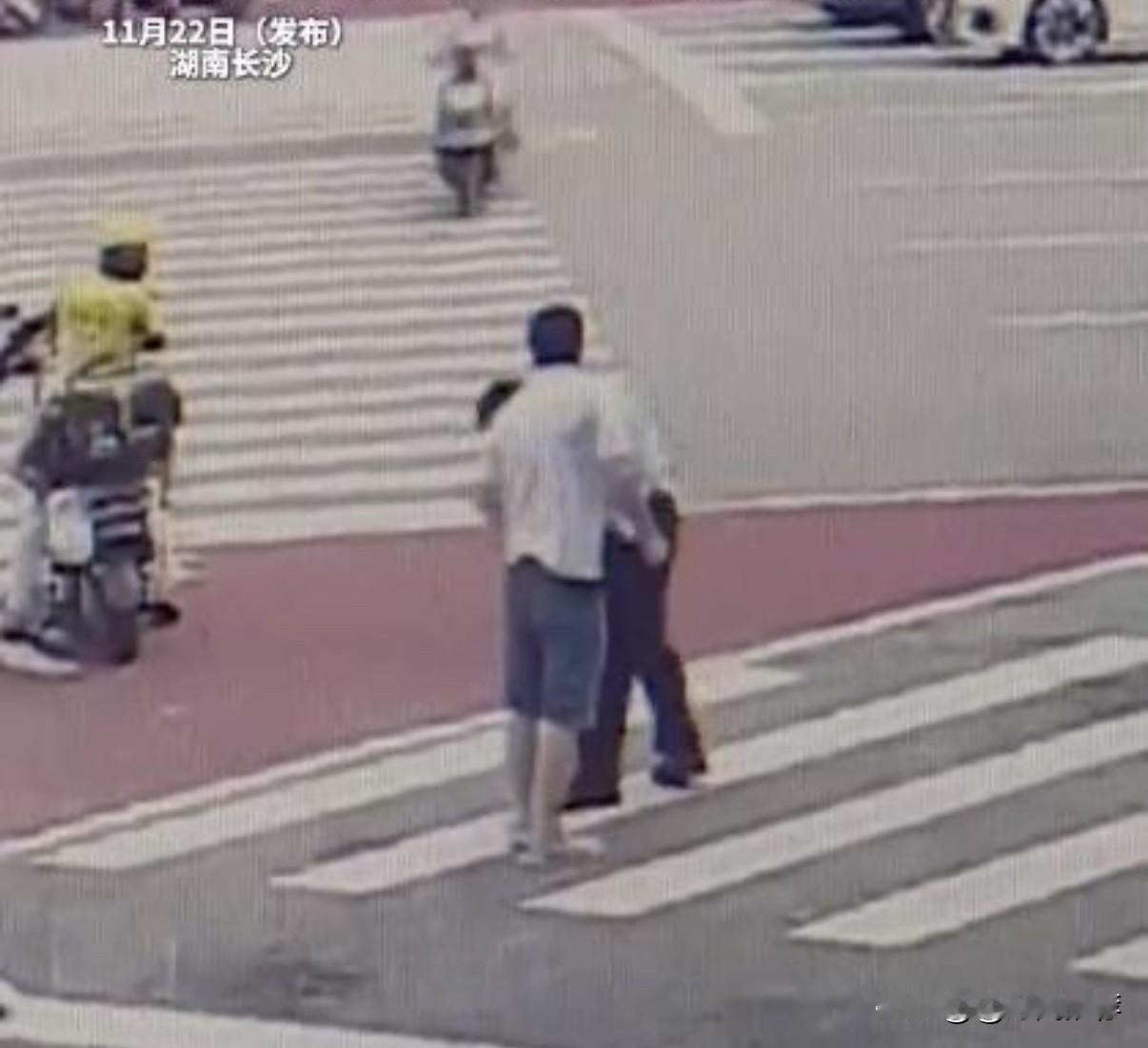 男子未戴头盔抗拒执法袭警，获刑8个月！近日，湖南长沙市芙蓉区人民法院审结一起