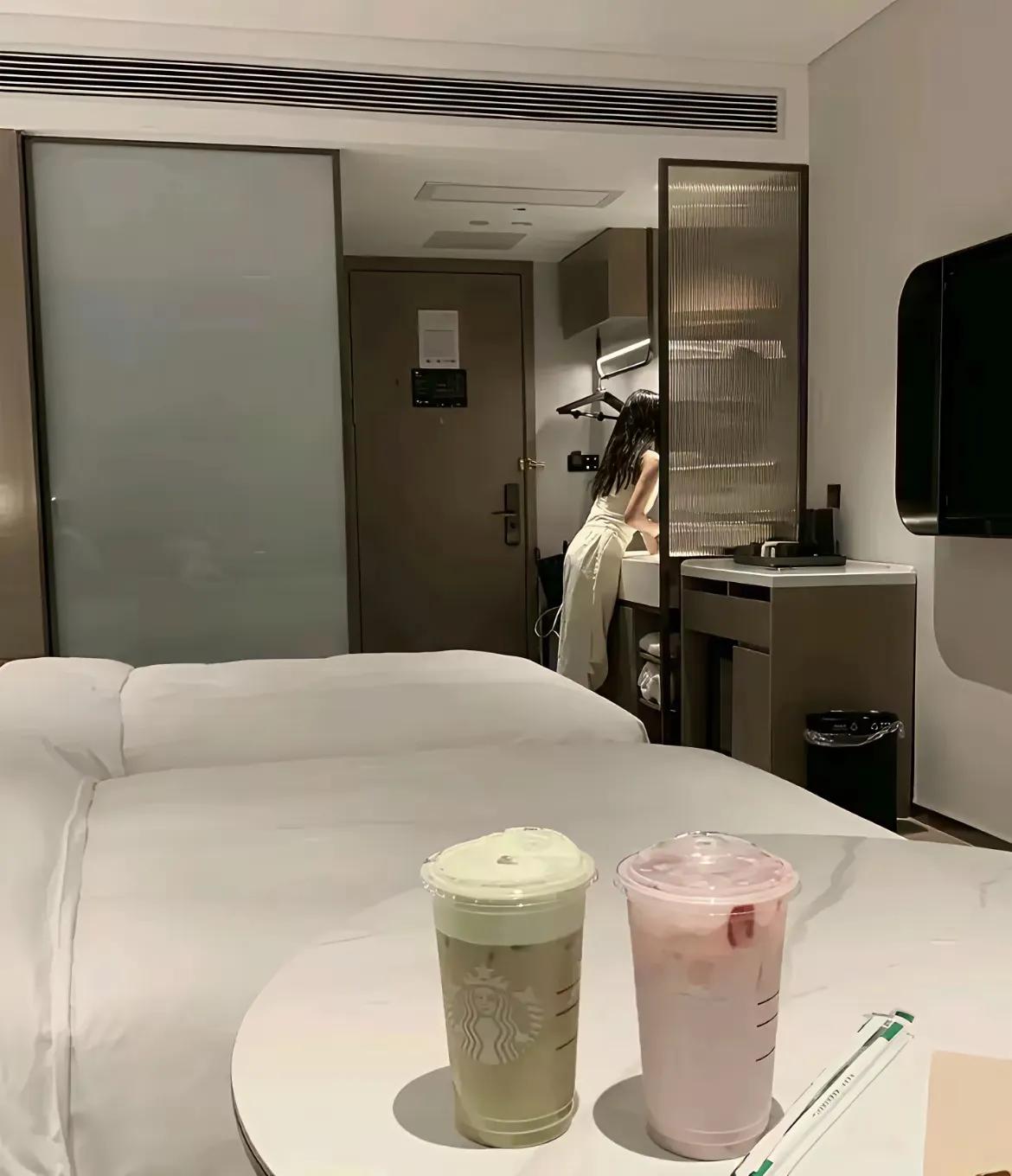 初见网友感觉本人比照片还漂亮不虚此行聊了一个月开了两个小时的车逛了三