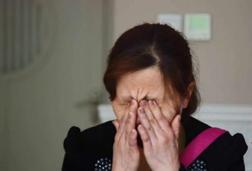 继父给7岁女儿穿裤子, 妈妈反手就给他一巴掌, 女儿说: 妈妈做错了