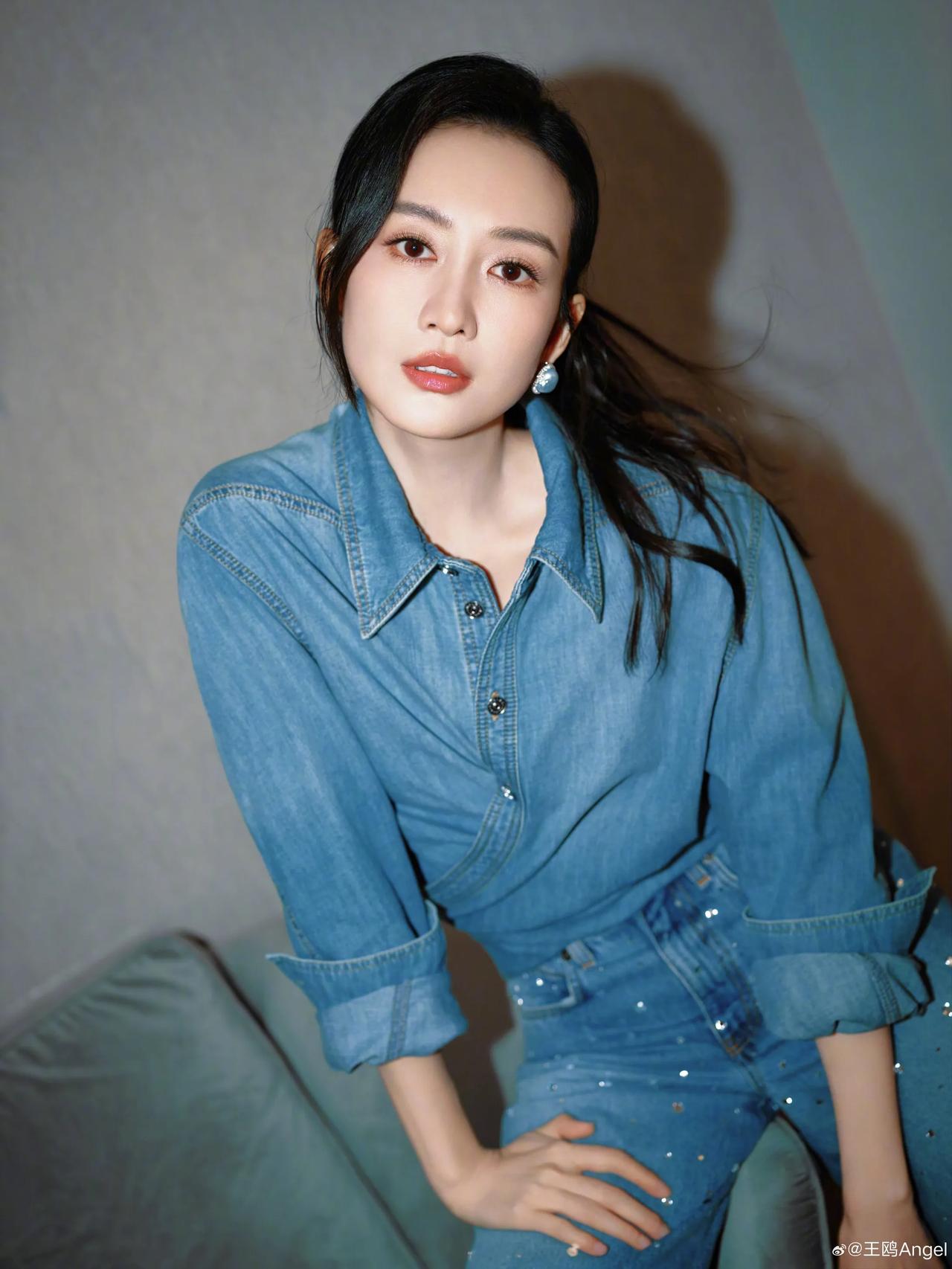 王鸥这身牛仔套装太绝了✨同色系牛仔衬衫+闪钻牛仔裤，简约又自带高级感，利落马尾