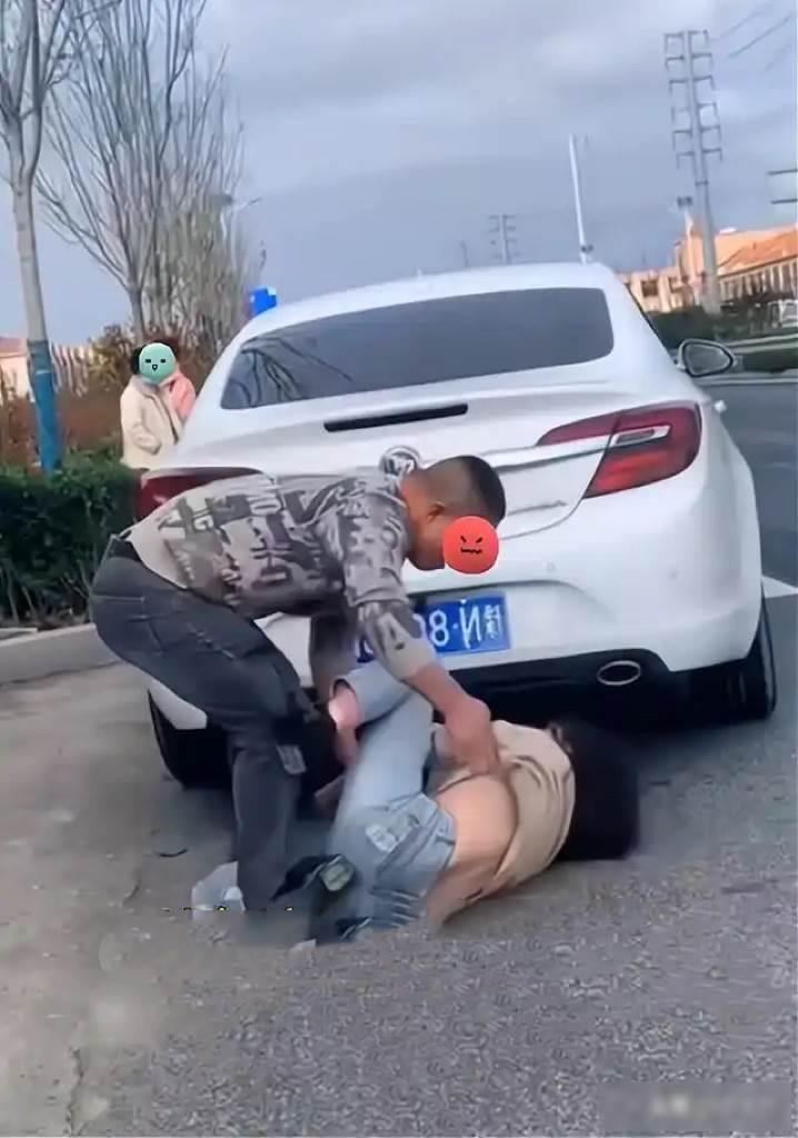 李大哥蹲在路口卖西瓜，他媳妇突然往城里方向走，他觉得不对劲，自家媳妇平时不爱出门