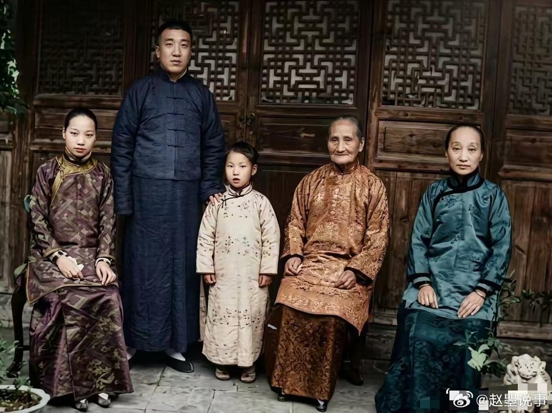 20世纪初，绍兴，朱安与娘家人的最后合影。右一这个清瘦的女人，是鲁迅的原配夫人朱