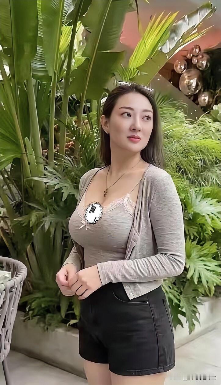 我有一同学，她家在高档小区住，穿着始终是普普通通的，为人处事非常谦和稳重。有时她