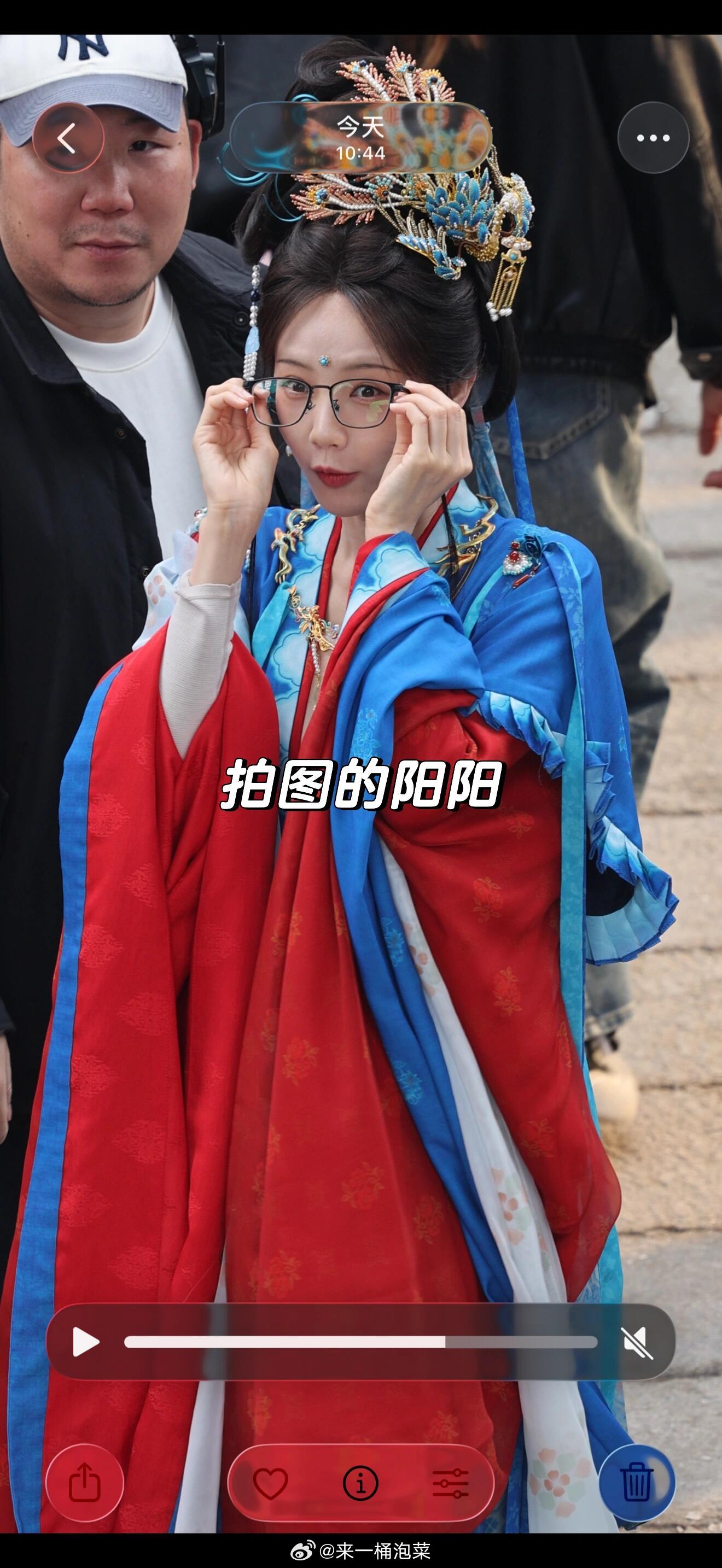 起猛了看到古人戴眼镜了👓这个李一桐可爱的没边了🥺