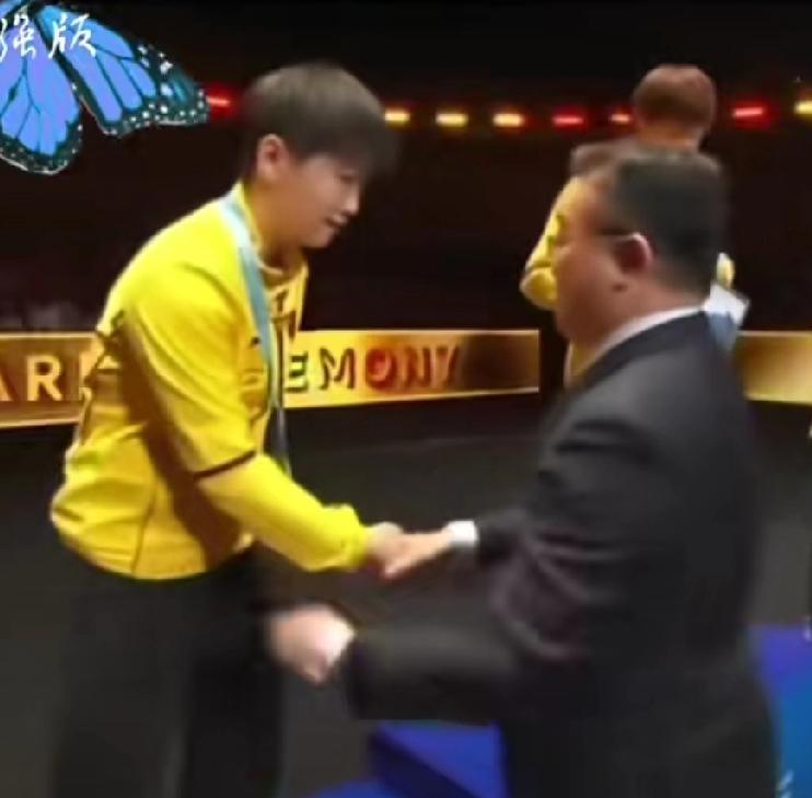 两届亚洲杯，偏爱总是孙颖莎？得冠军被偏爱没得冠军同样被赞美，为什么？凭什么