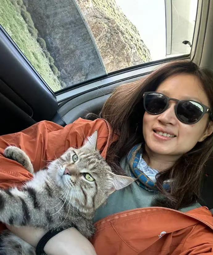 朱亚文老婆自驾游新疆，素颜出镜嘴唇苍白显憔悴，蹲地吃饭毫无明星架子，这就是最接地