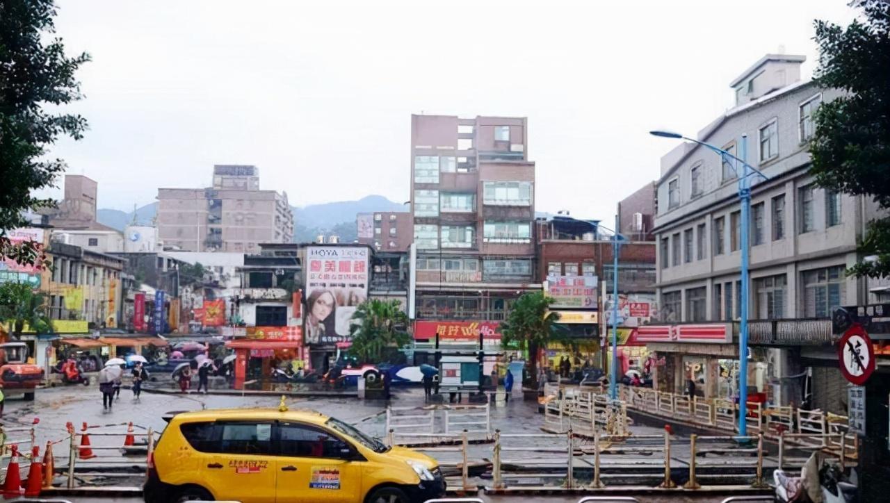 白天玩麻将，关灯睡婆娘。有人说这些县城早被时代甩在了身后，可生活在这儿的老百