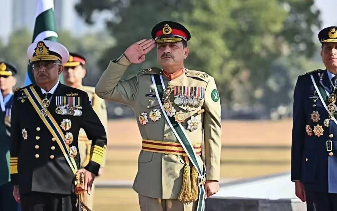巴基斯坦三军总司令立下大功，在美国面前狠狠压莫迪一头巴军总司令穆尼尔彻夜斡旋