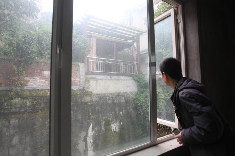 家人们，武汉理工毕业的保安熊先生又上热搜了！前几天还因“211名校生当保安”引发