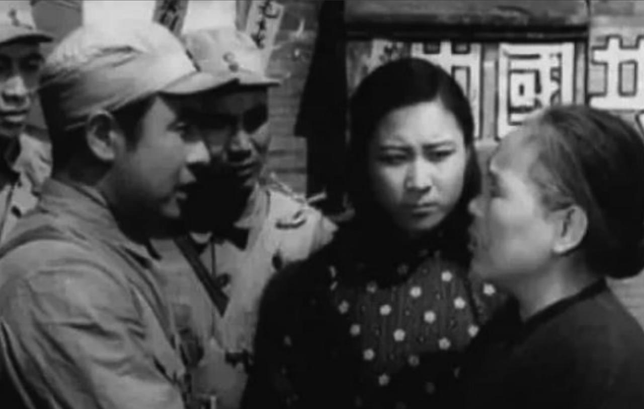 1943年，地下党被伪军追捕，躲进农家。大娘一句“你男人回来了”，竟让敌人信以为