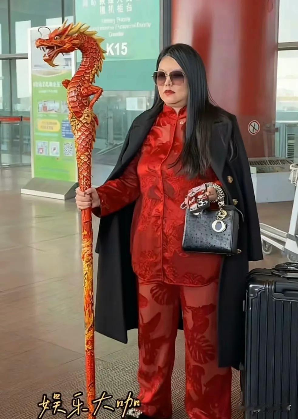 终于有网友指出李湘的问题了！她早年是真辉煌，主持快本火遍全国，演李翠莲成经典，