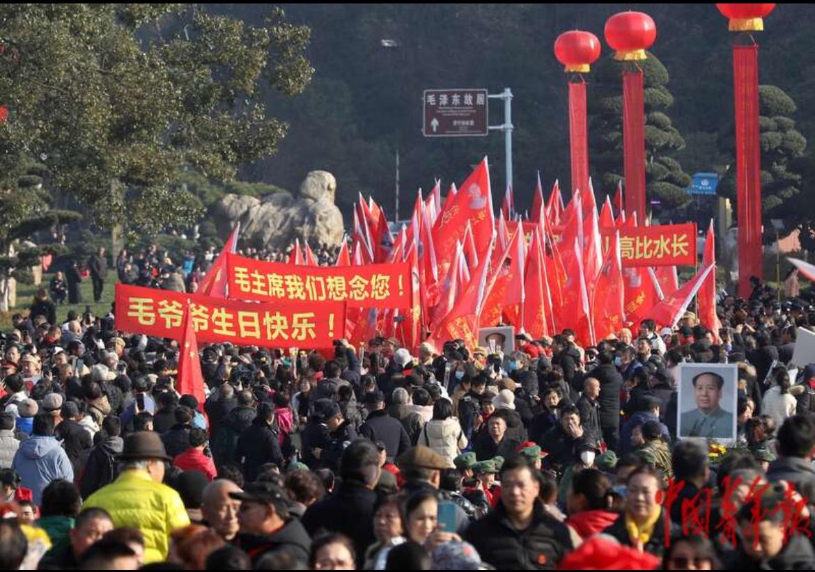 12月26日凌晨的韶山，这场面直接封神！​没有任何官方动员，也没有嘘寒问暖的接