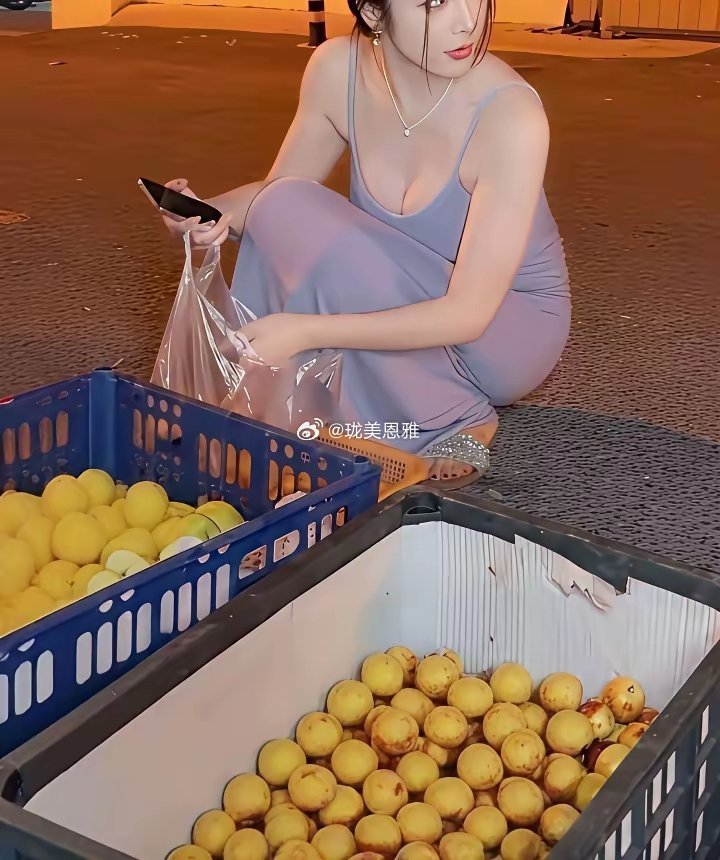 摆摊遇到的美女，那个看着更适合做老婆？​​​