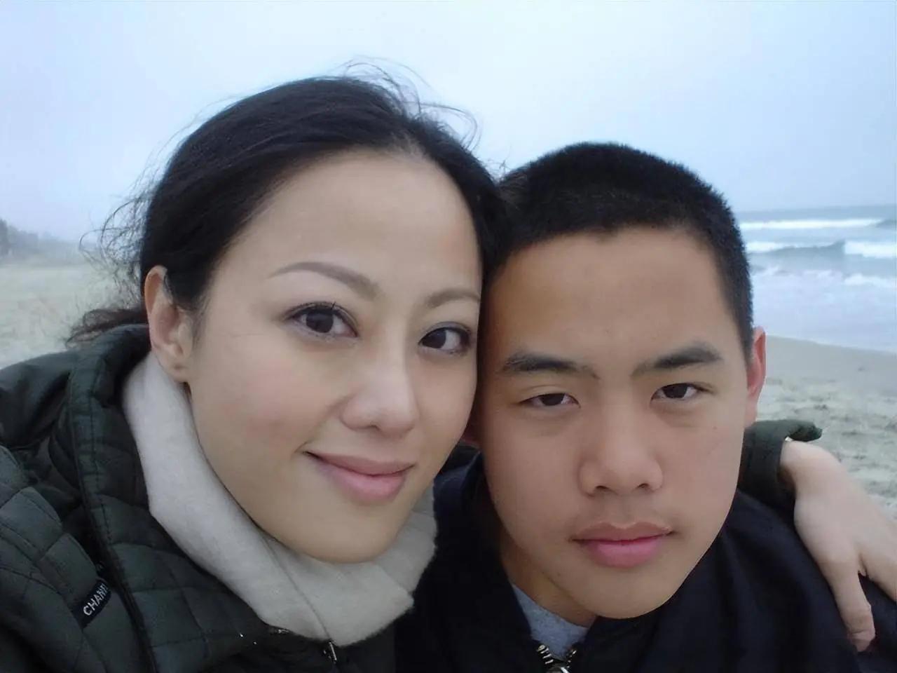 钟镇涛和章小蕙的两个孩子：儿子钟嘉浚，女儿钟嘉晴。儿子钟嘉浚日前发文，称香港是一